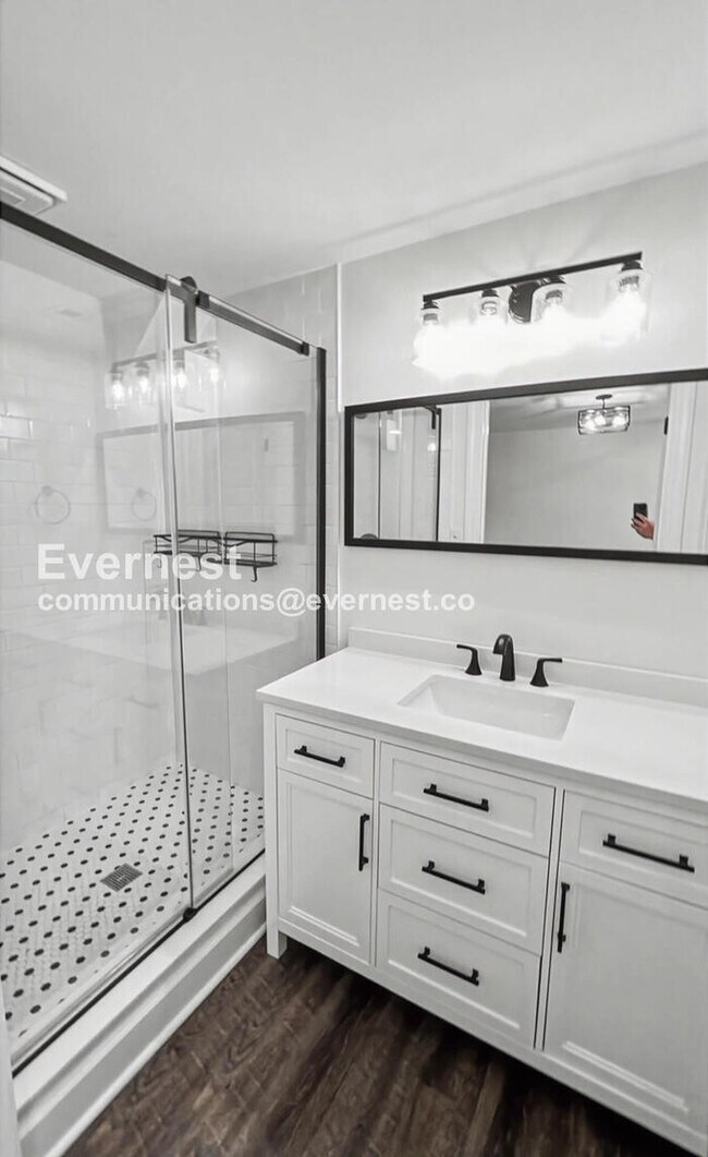 Building Photo - 3 Bed, 2 Bath Home with Fenced Yard / Pet-Friendly / Available Now!