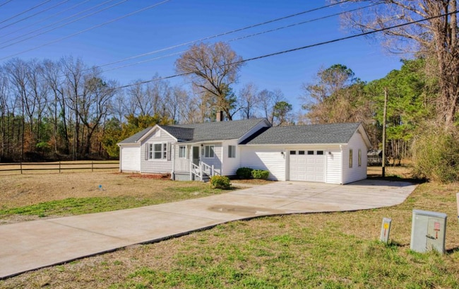Building Photo - "Charming 3-Bedroom Home on Wilmington Highway!"