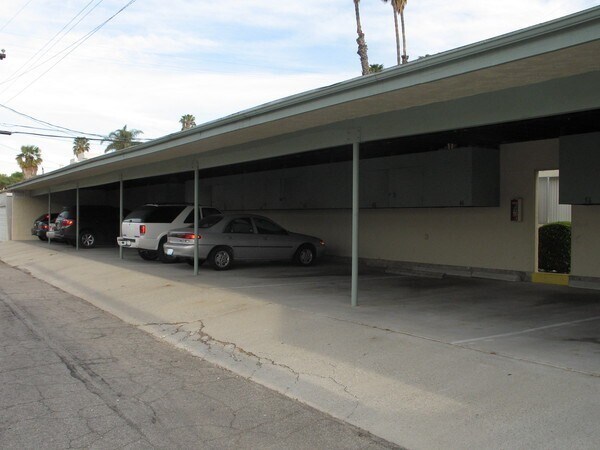 Building Photo - Spacious 1 Bedroom 1 Bath Upstairs Apartment