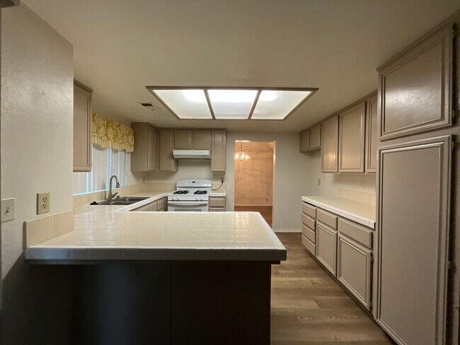 Building Photo - (APPLICATION PENDING) West Lancaster Home in a cul-de-sac