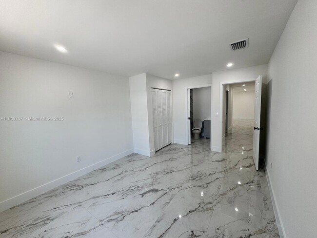 Building Photo - 11000 SW 47th Terrace