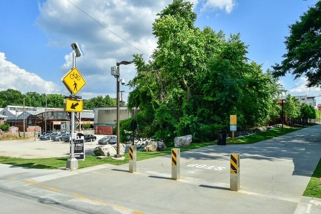Building Photo - 210 Sampson St NE