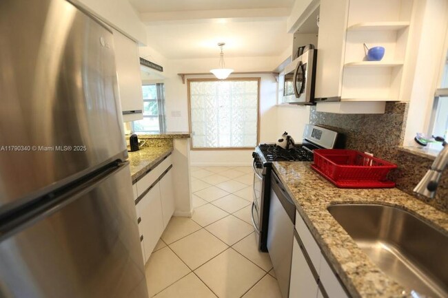 Building Photo - 3 bedroom in Hollywood FL 33020