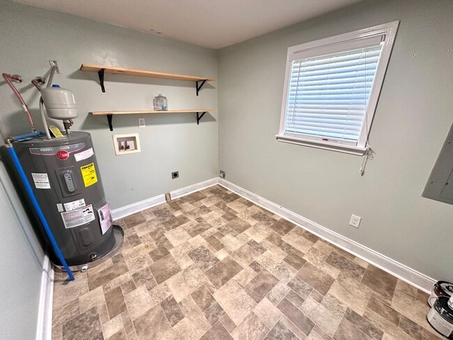 Building Photo - 2 Bedrooms, 1 Bathroom - House in Celanease!