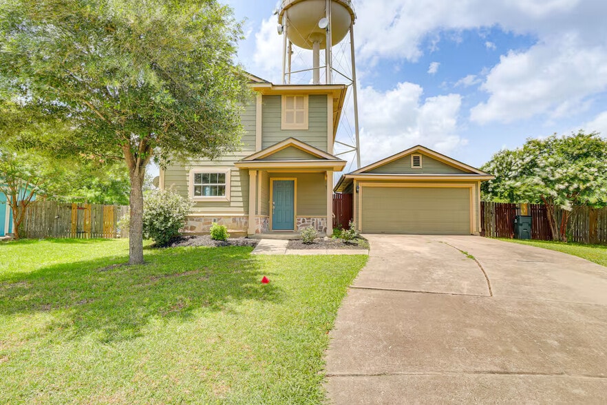 Building Photo - Room in House on Hungry Horse Dr