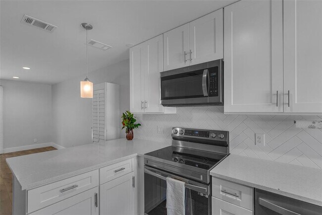 Building Photo - 3812 Southway Dr