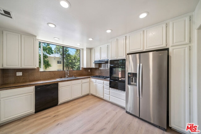 Building Photo - 8865 Alden Dr
