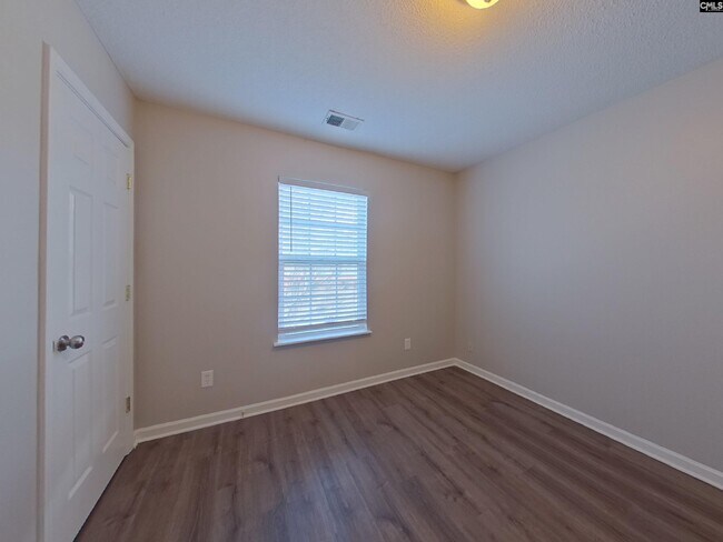 Building Photo - 349 Denman Loop