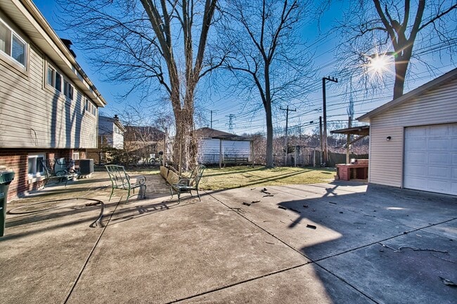 Building Photo - 7014 Kilbourn Ave