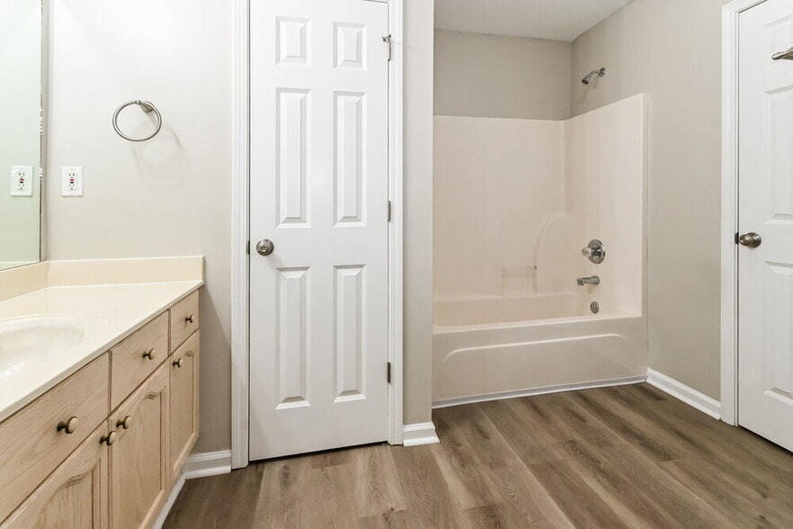 Building Photo - 7045 Kings Crown Dr