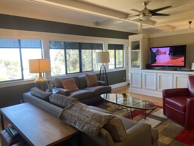 Building Photo - Beautiful Spacious Home in South Park with...