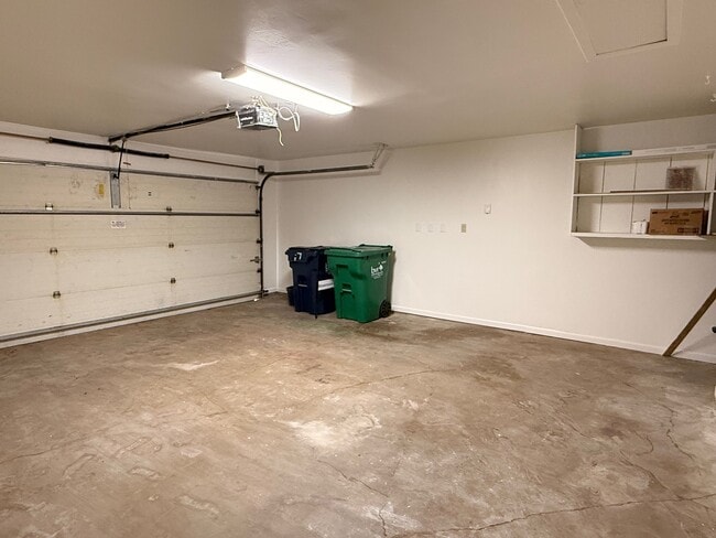 Building Photo - 204 Meadow Ln