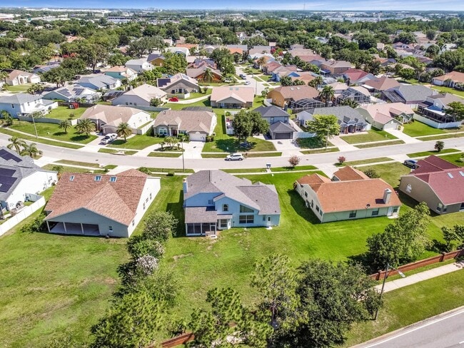 Building Photo - Spacious Home on Oversized Lot Now Availab...