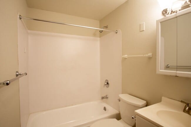 Building Photo - Get $500 OFF + $500 Gift Card Top Floor 2-Bed in Multnomah Village Ready Now!