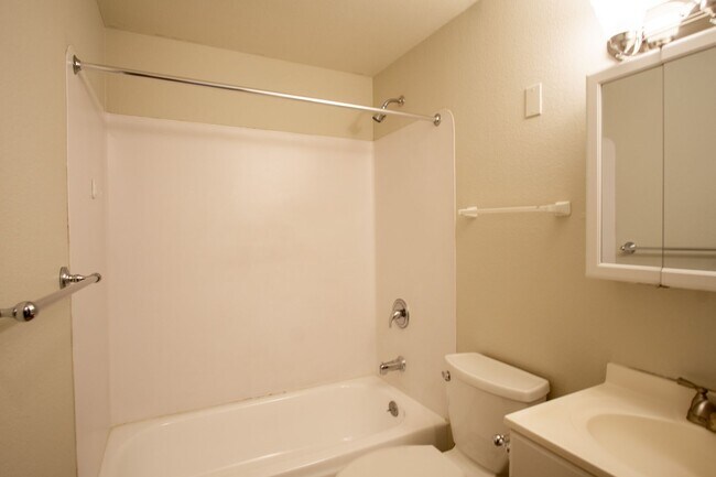 Building Photo - Top Floor 2-Bed in Multnomah Village Ready...