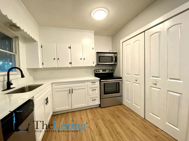 Building Photo - 10011 N Jasmine Ave