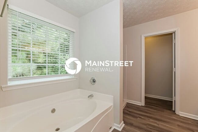 Building Photo - 4 Bedroom Pet-Friendly Home in ATLANTA, GA with Main Street Renewal