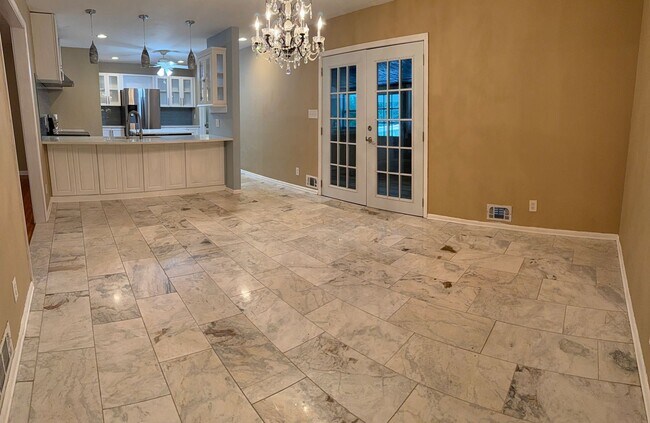 Building Photo - 5 Bedroom/4 Bath Home for lease on 1.5 Acr...