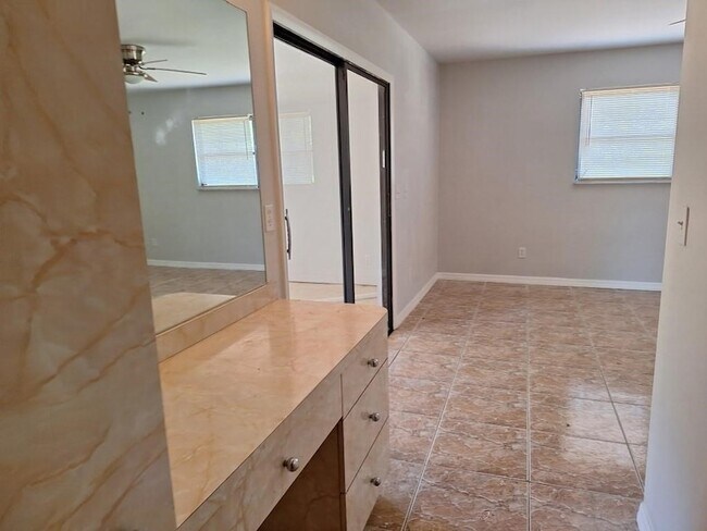 Building Photo - 1758 Mistletoe St