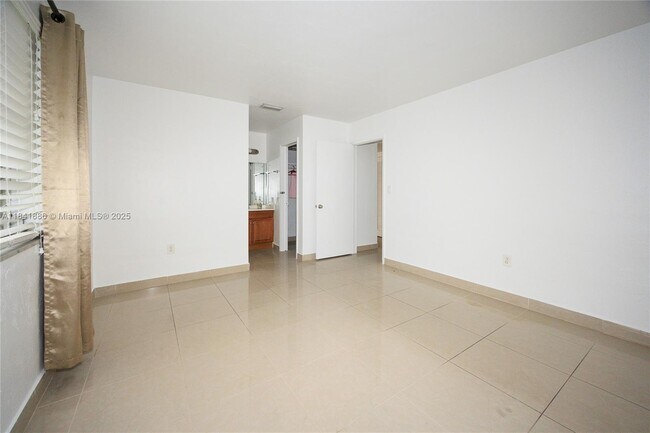 Building Photo - 9300 SW 77th Ave