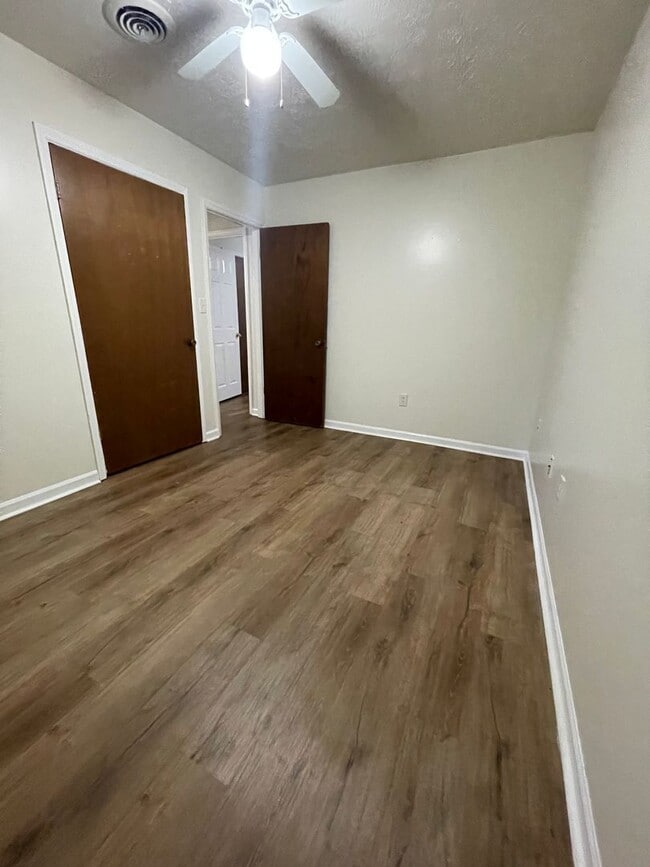Building Photo - 102 Redstone Dr