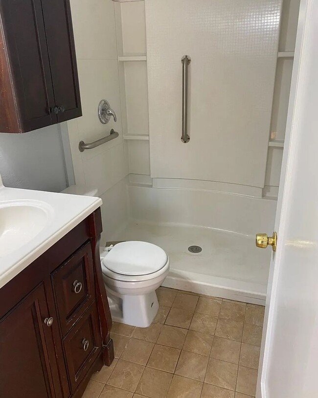 Building Photo - Well Maintained 4 Bedroom Home with Beautiful Yard, Kennewick, WA $2,150/month