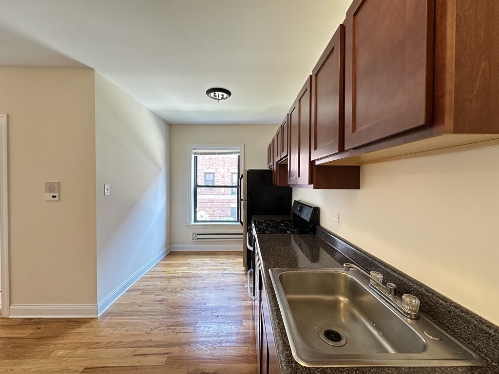 Building Photo - 938 W Cornelia Ave