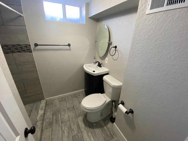 Building Photo - Great Home Close to Downtown - License #20...