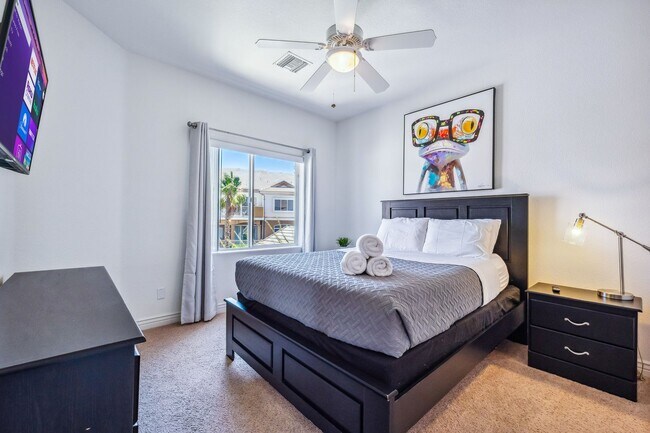 Building Photo - 3 BR + Bonus, Fully furnished, Includes Ut...