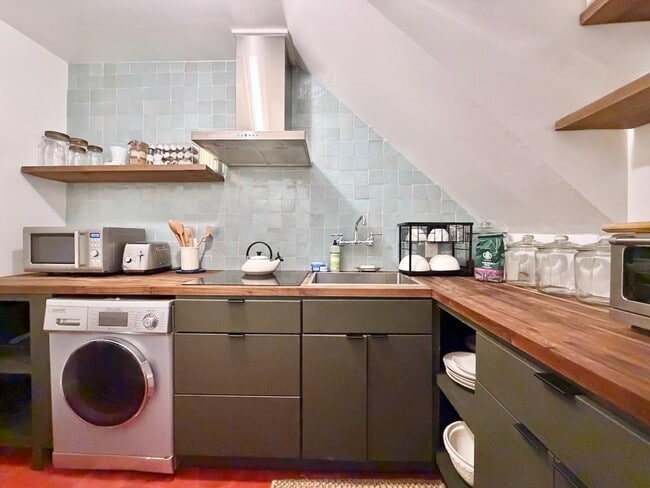 Building Photo - 820 Grand St