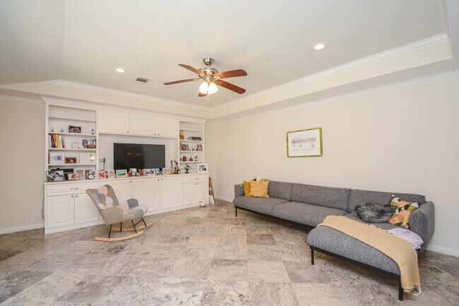 Building Photo - 9906 Cedardale Dr