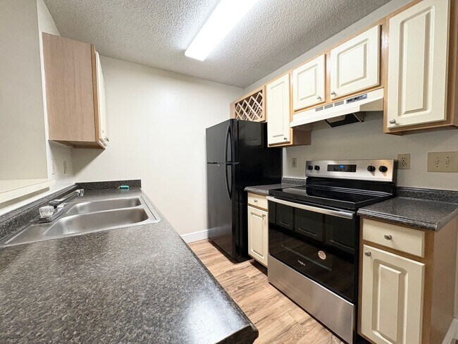 Building Photo - Lake Mary Condo ~ Fresh Paint, Laminate Flooring, Fantastic Amenities!