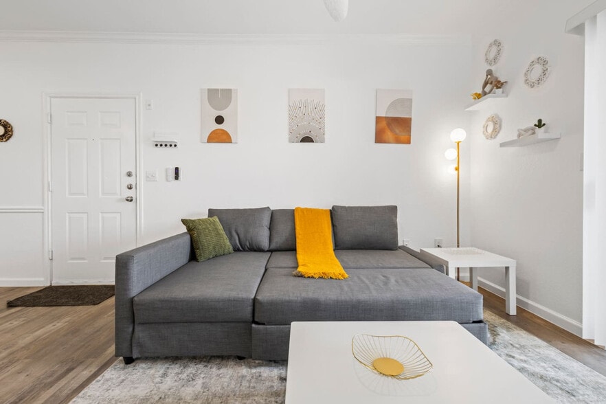 Building Photo - 2929 Kings Rd