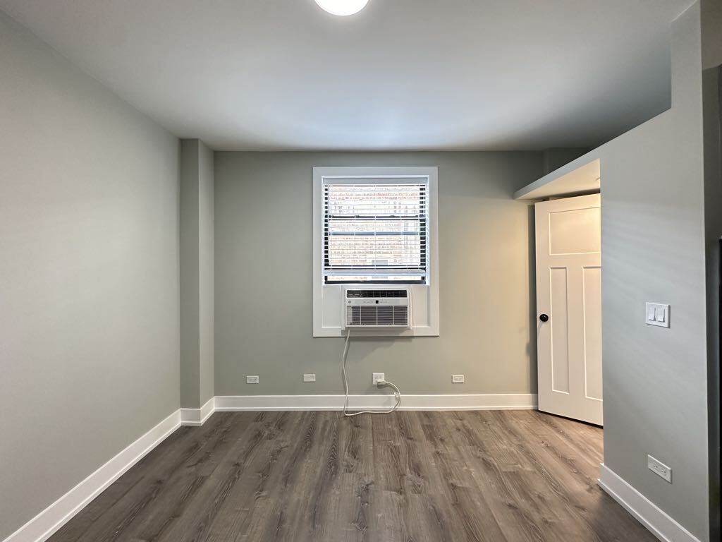 Building Photo - 545 W Belmont Ave