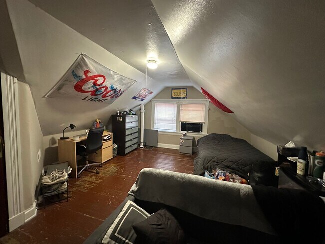 Building Photo - 5 Bedroom Clifton House Available Next to UC Campus