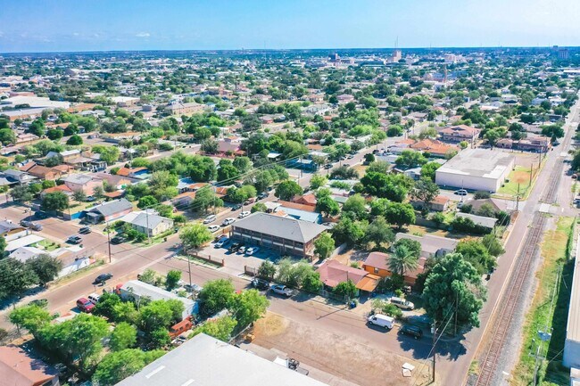 Building Photo - 2220 Santa Cleotilde Ave