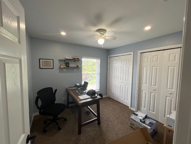 Building Photo - 20068 Lake Vista Cir N