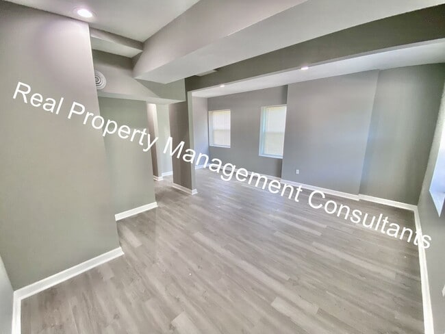 Building Photo - Renovated 3-Bedroom Home! Deposit Free Living Available via Obligo