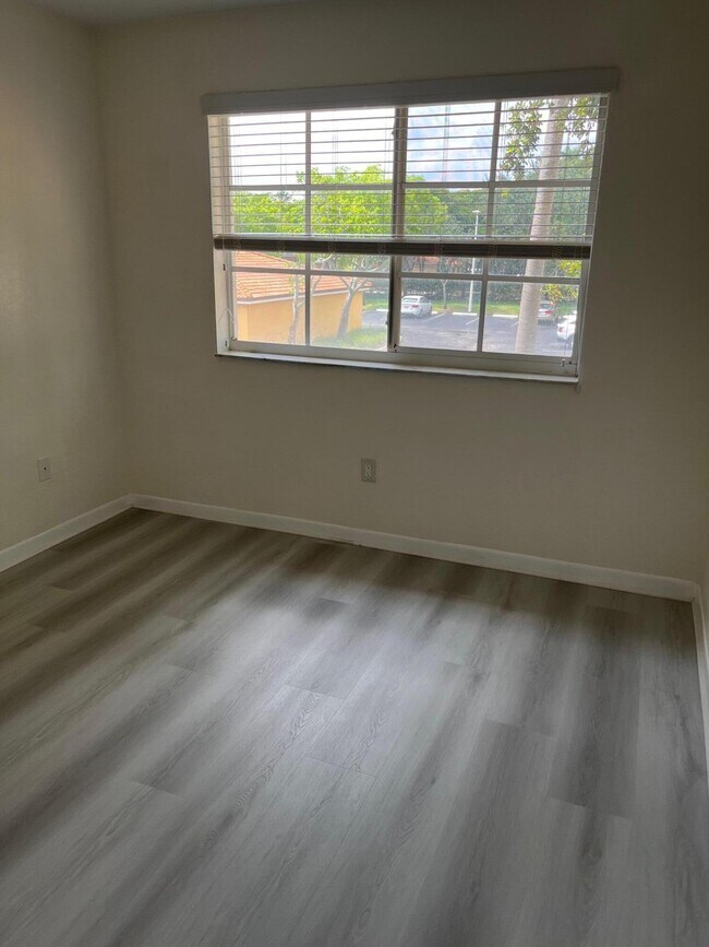 Building Photo - 103 Yacht Club Way