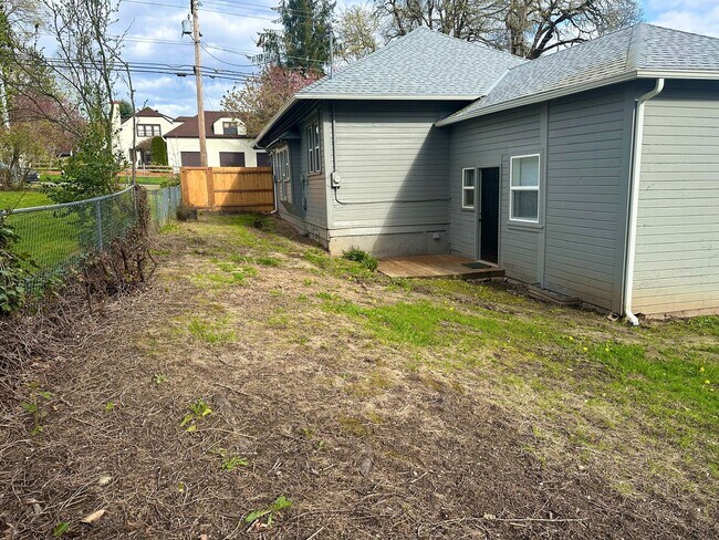 Building Photo - 3 Bedroom 2 Bath Forest Grove OR