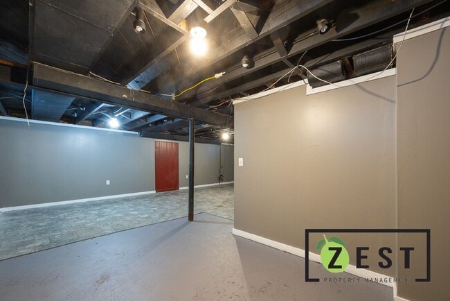 Building Photo - Amazing 3 Bedroom 1 Bathroom - $1500