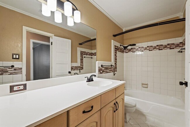 Building Photo - 5319 Saxon Dr