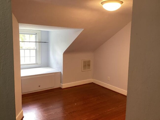Building Photo - 6413 Glenoak Dr