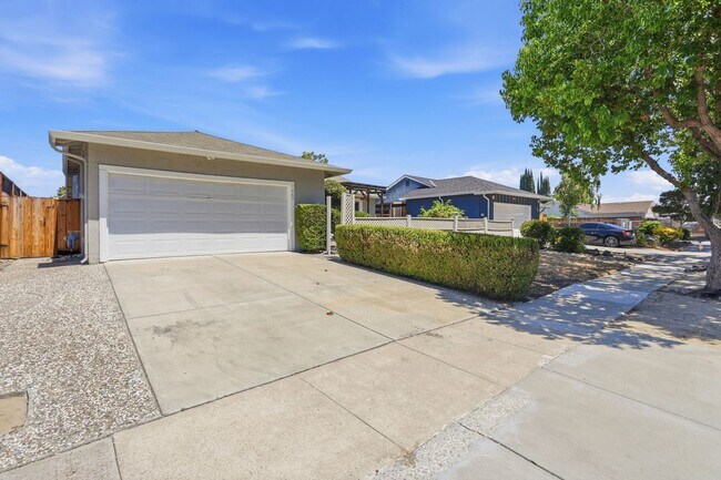 Building Photo - Wow! What a Great Home! Available Now!