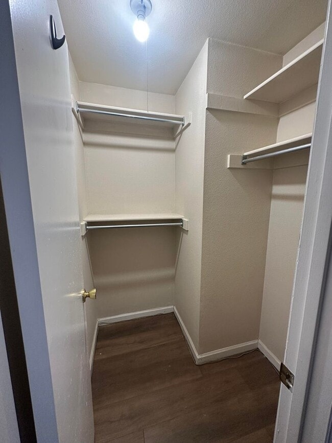 Building Photo - 2 Bed 1.5 bath townhome