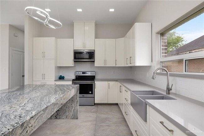 Building Photo - 2041 Lake View Dr