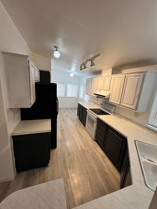 Building Photo - Updated 3 Bedroom / 2 Bath Mobile Home on ...