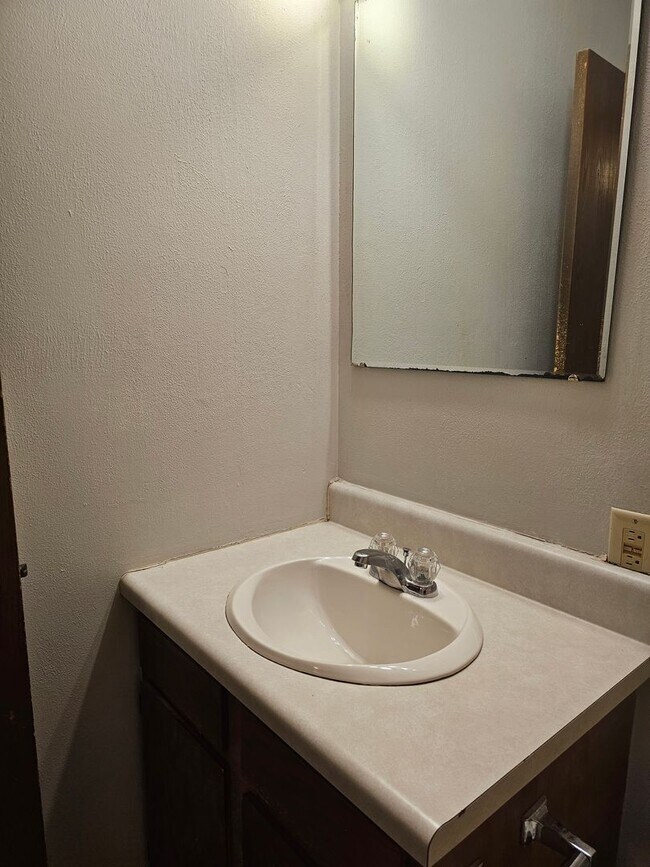 Building Photo - One Bedroom Apartment Downtown