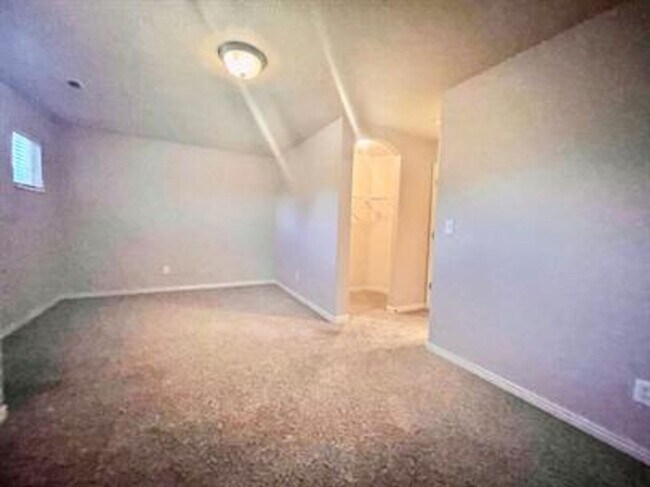 Building Photo - Hidden Valley Townhome!