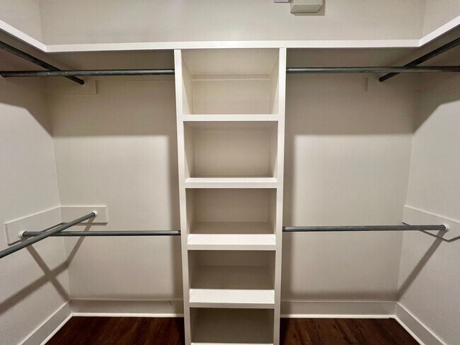 Building Photo - Spacious Two Bedroom Townhouse off Jefferson Hwy